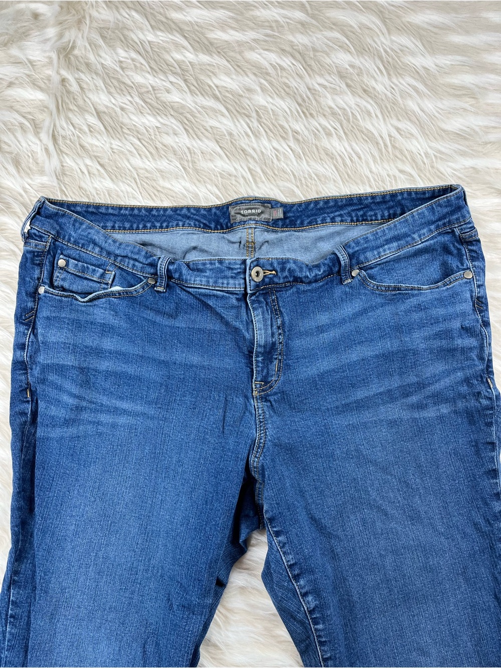 Torrid Jeans Women's 22x26 Mid Rise Cropped Medium Wash - Picture 2 of 5